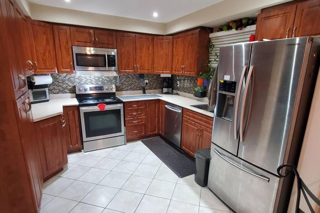 Beautiful House In Mississauga Apartment ภายนอก รูปภาพ
